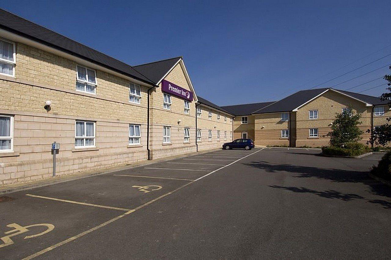 Premier Inn Chippenham Buitenkant foto